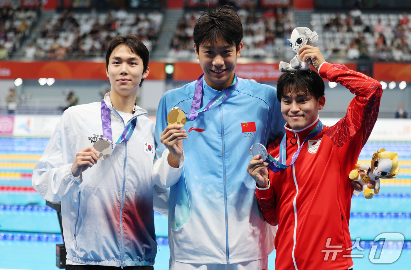 (도쿄=뉴스1) 김민지 기자 = 24일 도쿄 아쿠아틱스 센터에서 열린 2026 아이치·나고야 아시안게임 남자 800m 결승에서 은메달을 차지한 김준우가 메달리스트들과 사진을 찍고 …