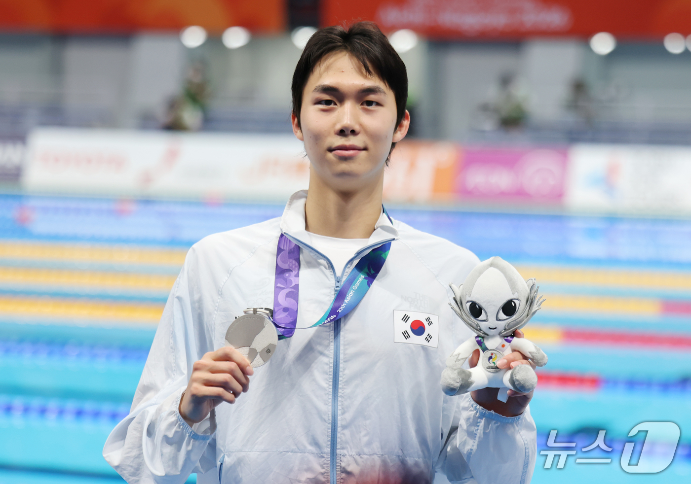 (도쿄=뉴스1) 김민지 기자 = 24일 도쿄 아쿠아틱스 센터에서 열린 2026 아이치·나고야 아시안게임 남자 800m 결승에서 은메달을 차지한 김준우가 미소를 보이고 있다. 202 …