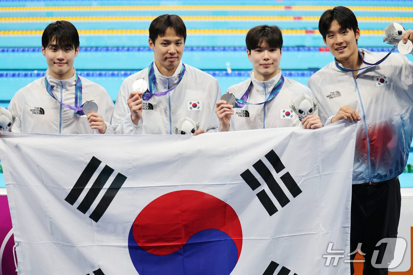 (도쿄=뉴스1) 김민지 기자 = 24일 도쿄 아쿠아틱스 센터에서 열린 2026 아이치·나고야 아시안게임 남자 400m 계영 결승에서 은메달을 획득한 황선우(왼쪽부터), 양재훈, 김 …