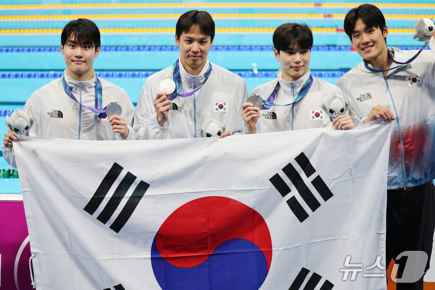 (도쿄=뉴스1) 김민지 기자 = 24일 도쿄 아쿠아틱스 센터에서 열린 2026 아이치·나고야 아시안게임 남자 400m 계영 결승에서 은메달을 획득한 황선우(왼쪽부터), 양재훈, 김 …