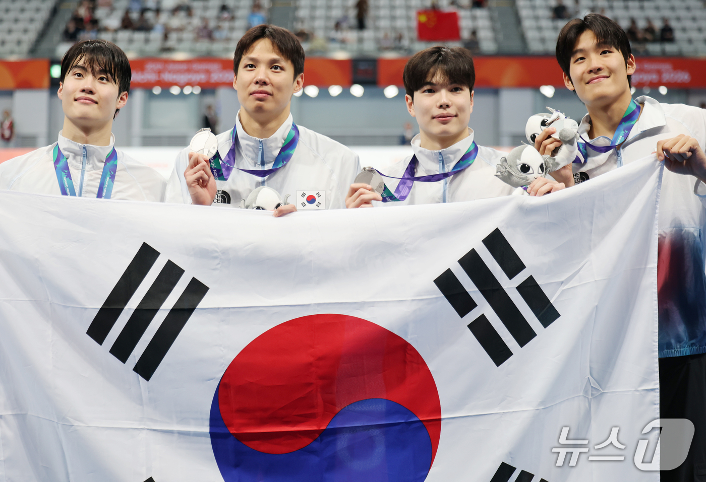 (도쿄=뉴스1) 김민지 기자 = 24일 도쿄 아쿠아틱스 센터에서 열린 2026 아이치·나고야 아시안게임 남자 400m 계영 결승에서 은메달을 획득한 황선우(왼쪽부터), 양재훈, 김 …