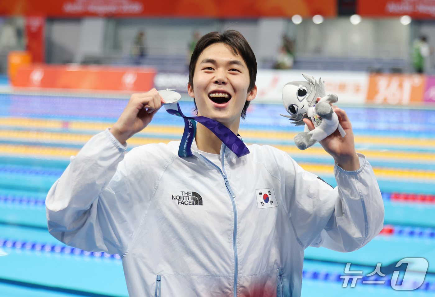 (도쿄=뉴스1) 김민지 기자 = 24일 도쿄 아쿠아틱스 센터에서 열린 2026 아이치·나고야 아시안게임 남자 800m 결승에서 은메달을 차지한 김준우가 기뻐하고 있다. 2026.9 …