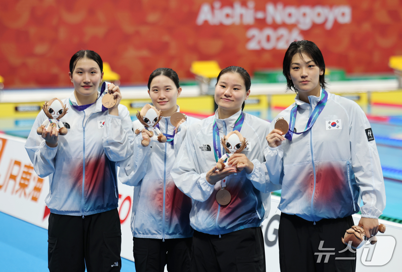 (도쿄=뉴스1) 김민지 기자 = 24일 도쿄 아쿠아틱스 센터에서 열린 2026 아이치·나고야 아시안게임 수영 여자 800m 계영 시상식에서 허연경, 조현주, 한다경, 이송은이 동메 …