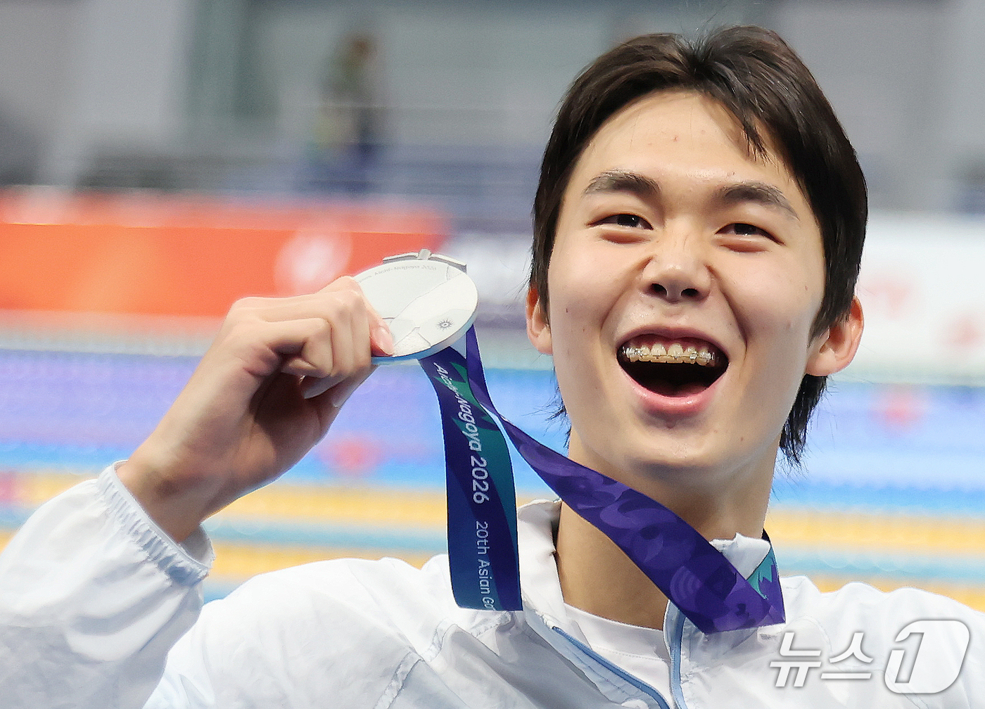 (도쿄=뉴스1) 김민지 기자 = 24일 도쿄 아쿠아틱스 센터에서 열린 2026 아이치·나고야 아시안게임 남자 800m 결승에서 은메달을 차지한 김준우가 기뻐하고 있다. 2026.9 …