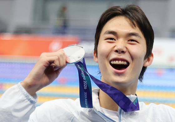 김준우, 은메달 들고 환한 미소