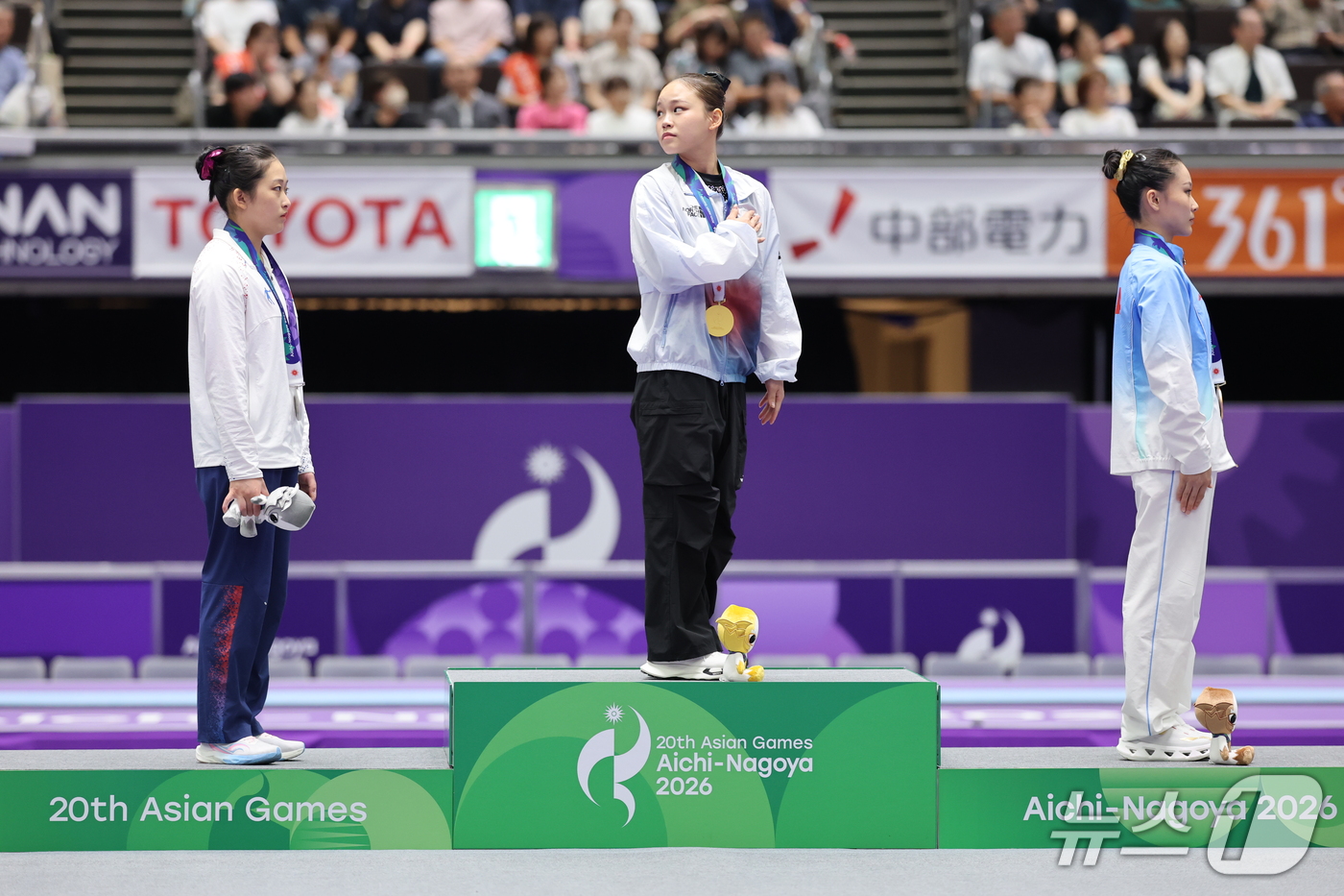 (나고야=뉴스1) 김도우 기자 = 대한민국 여서정이 24일 일본 나고야시 종합체육관에서 열린 2026 아이치·나고야 아시안게임 기계체조 여자 개인 도마 결선 시상식에서 금메달을 목 …