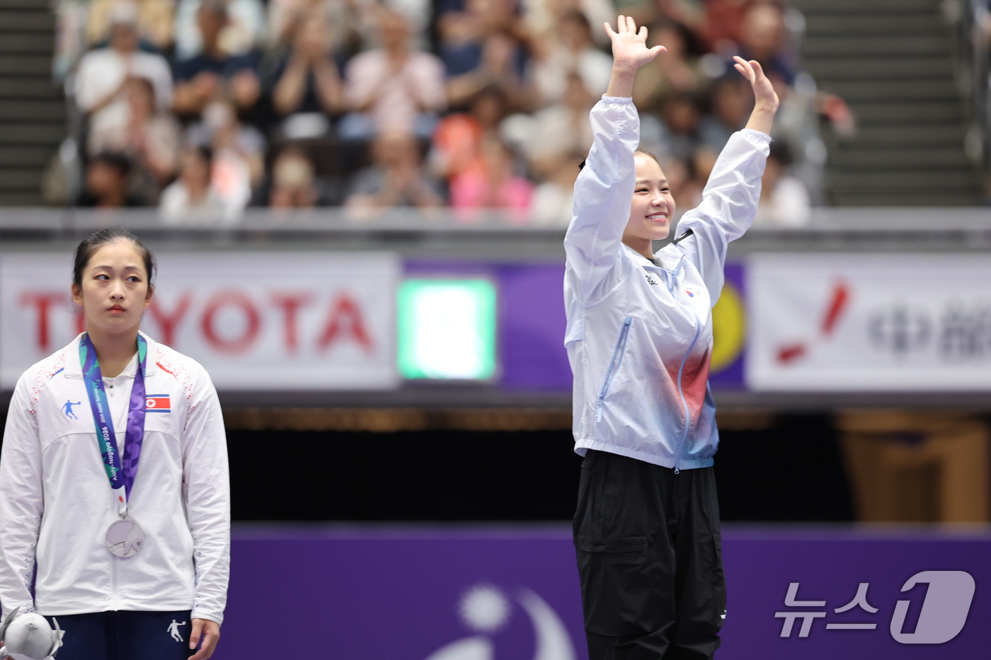 (나고야=뉴스1) 김도우 기자 = 대한민국 여서정이 24일 일본 나고야시 종합체육관에서 열린 2026 아이치·나고야 아시안게임 기계체조 여자 개인 도마 결선 시상식에서 손을 흔들며 …