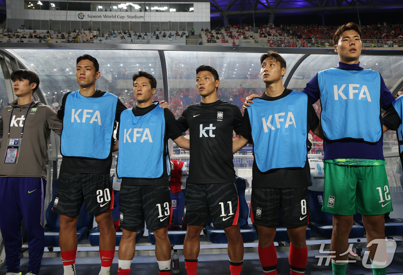 (수원=뉴스1) 김영운 기자 = 24일 경기 수원시 팔달구 수원월드컵경기장에서 열린 축구 국가대표 평가전 대한민국과 에콰도르의 경기, 대한민국 선수들이 애국가를 부르고 있다. 20 …