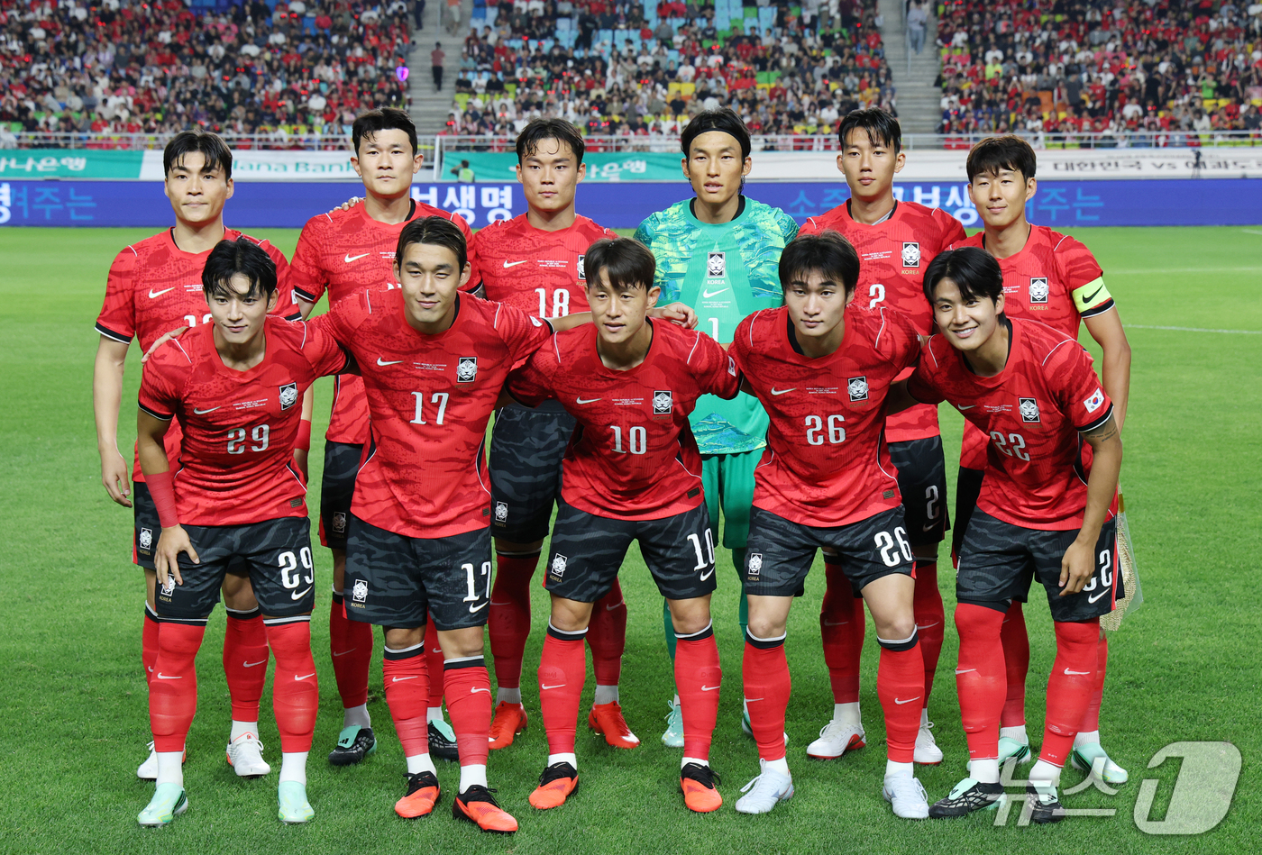 (수원=뉴스1) 김영운 기자 = 24일 경기 수원시 팔달구 수원월드컵경기장에서 열린 축구 국가대표 평가전 대한민국과 에콰도르의 경기 전 대한민국 선수들이 기념촬영을 하고 있다. 2 …