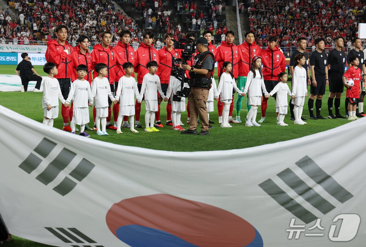 본문 이미지 - 24일 경기 수원시 팔달구 수원월드컵경기장에서 열린 축구 국가대표 평가전 대한민국과 에콰도르의 경기, 대한민국 선수들이 애국가를 부르고 있다. 2026.9.24 ⓒ 뉴스1 김영운 기자