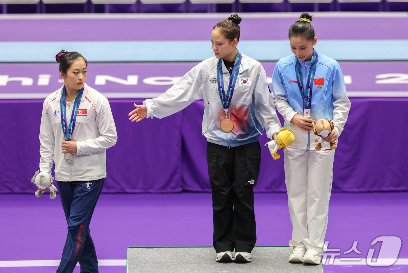 본문 이미지 - 대한민국 여서정이 24일 일본 나고야시 종합체육관에서 열린 2026 아이치·나고야 아시안게임 기계체조 여자 도마 개인전 결선 시상식에서 금메달을 수상, 은메달을 목에 건 안창옥에게 함께 기념 촬영을 위해 손짓하고 있다. 2026.9.24 ⓒ 뉴스1 안은나 기자