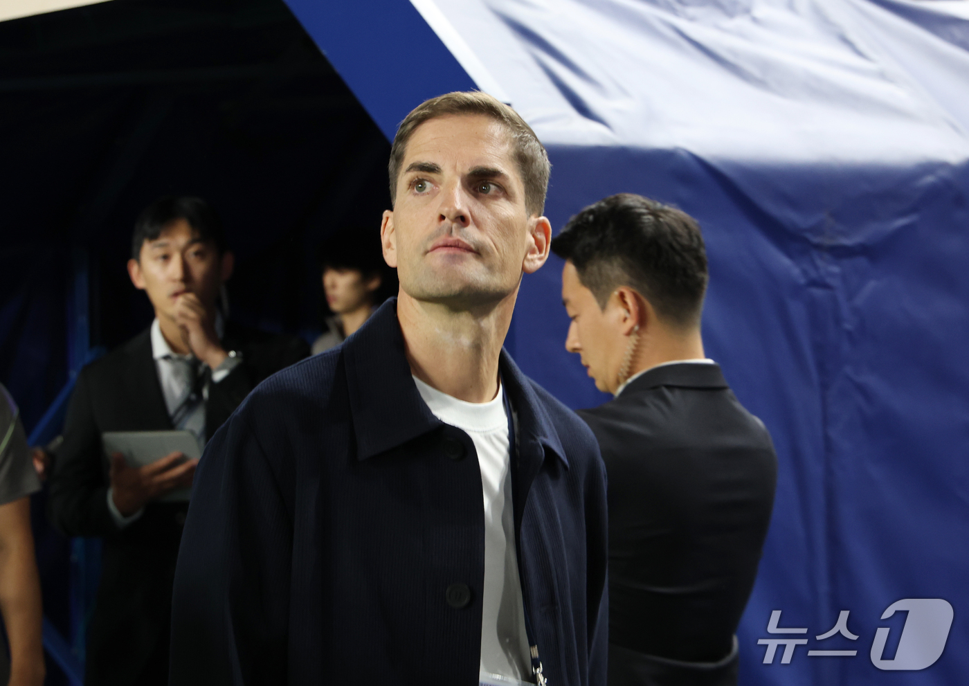(수원=뉴스1) 김영운 기자 = 24일 경기 수원시 팔달구 수원월드컵경기장에서 열린 축구 국가대표 평가전 대한민국과 에콰도르의 경기, 로베르트 모레노 한국 축구대표팀 감독이 경기장 …