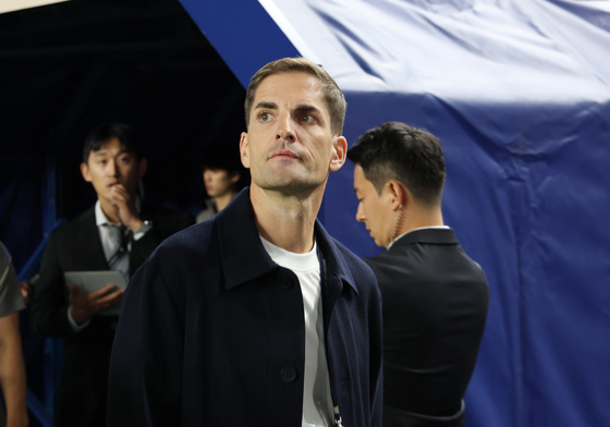수원월드컵경기장 들어서는 모레노 감독