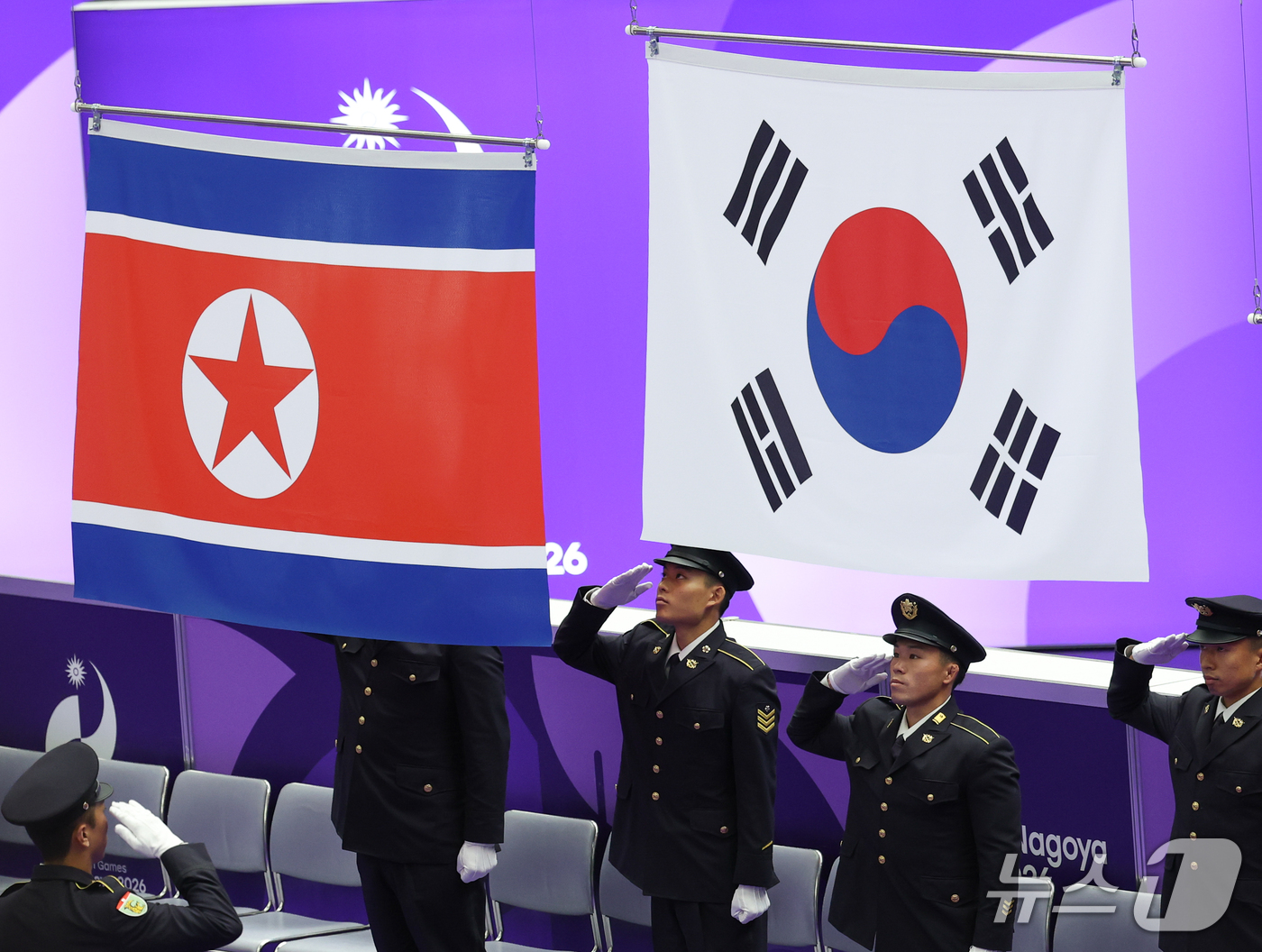 (나고야=뉴스1) 안은나 기자 = 대한민국 여서정이 24일 일본 나고야시 종합체육관에서 열린 2026 아이치·나고야 아시안게임 기계체조 여자 도마 개인전 결선 시상식에서 금메달을, …