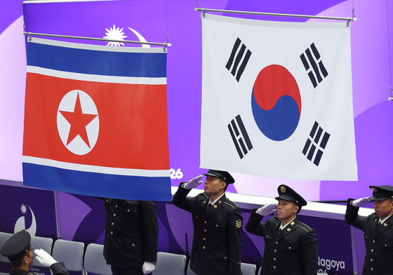 기계체조 여자 도마 시상식, 나란히 걸린 태극기와 인공기
