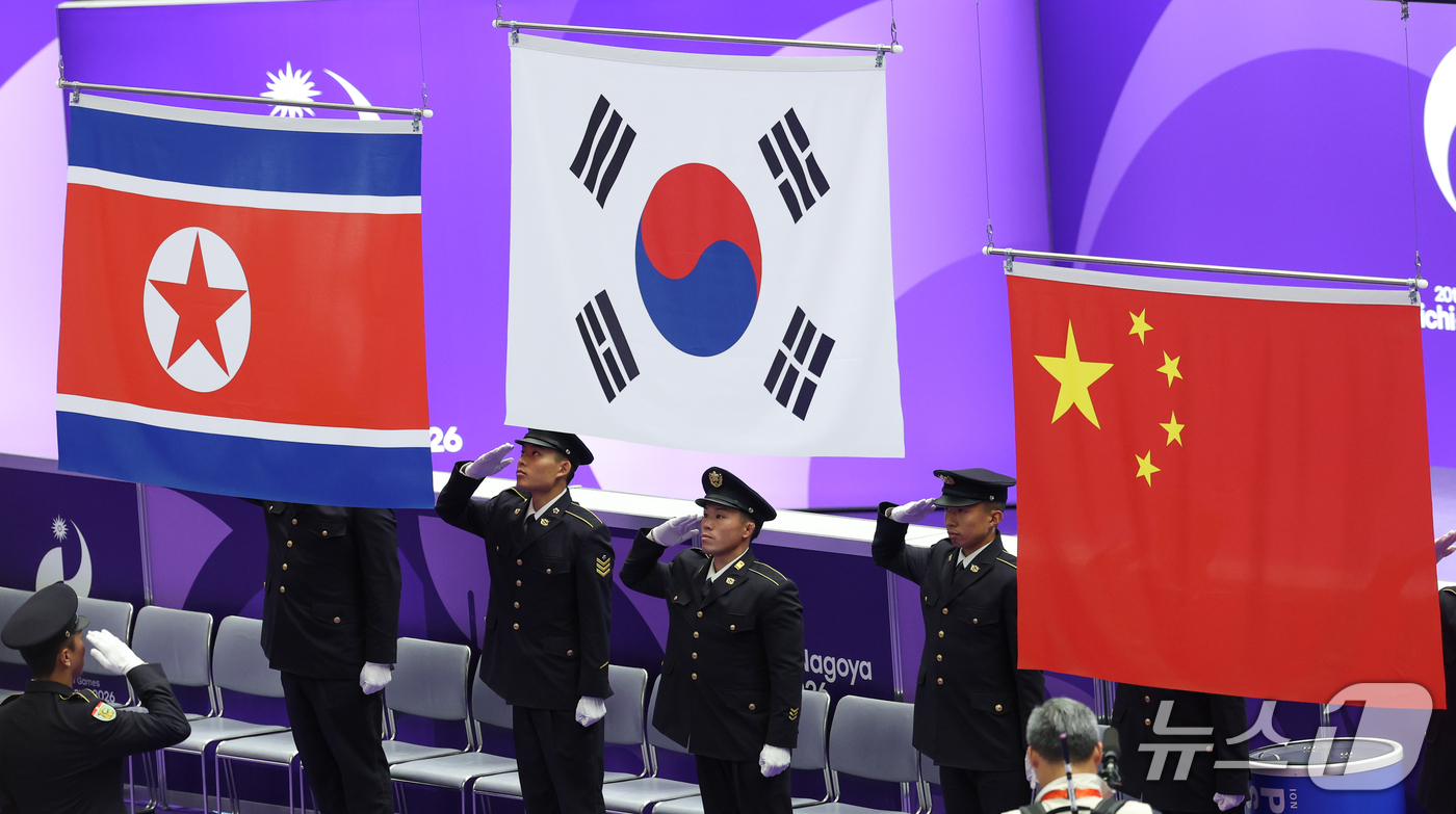 (나고야=뉴스1) 안은나 기자 = 대한민국 여서정이 24일 일본 나고야시 종합체육관에서 열린 2026 아이치·나고야 아시안게임 기계체조 여자 도마 개인전 결선 시상식에서 금메달을, …