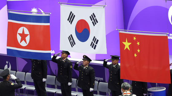 기계체조 여자 도마 시상식, 나란히 걸린 태극기와 인공기