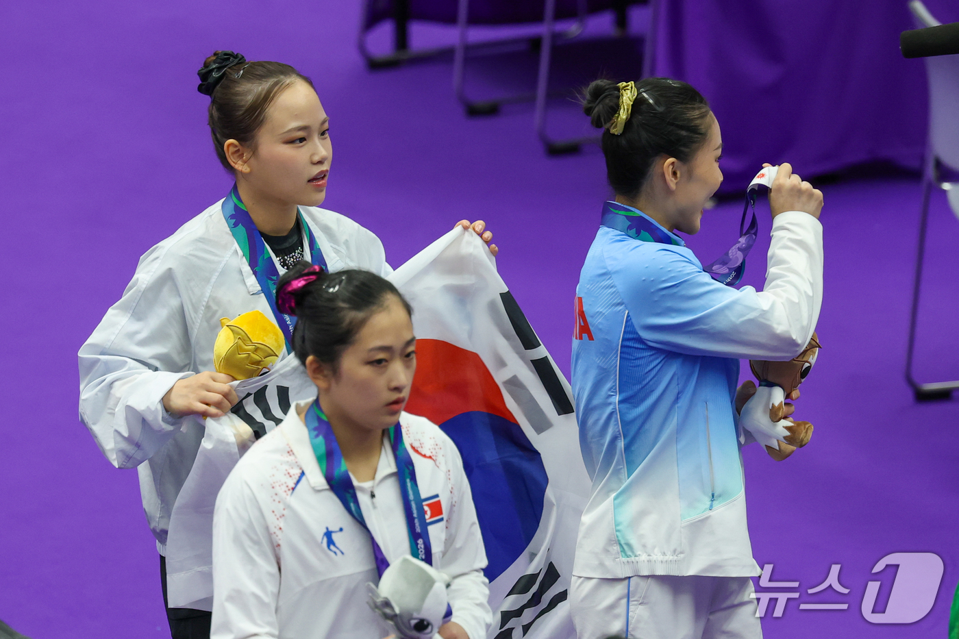 (나고야=뉴스1) 안은나 기자 = 대한민국 여서정이 24일 일본 나고야시 종합체육관에서 열린 2026 아이치·나고야 아시안게임 기계체조 여자 도마 개인전 결선 시상식에서 금메달을 …