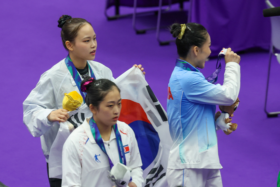 '은메달' 북한 안창옥, 여서정 앞 굳은 표정
