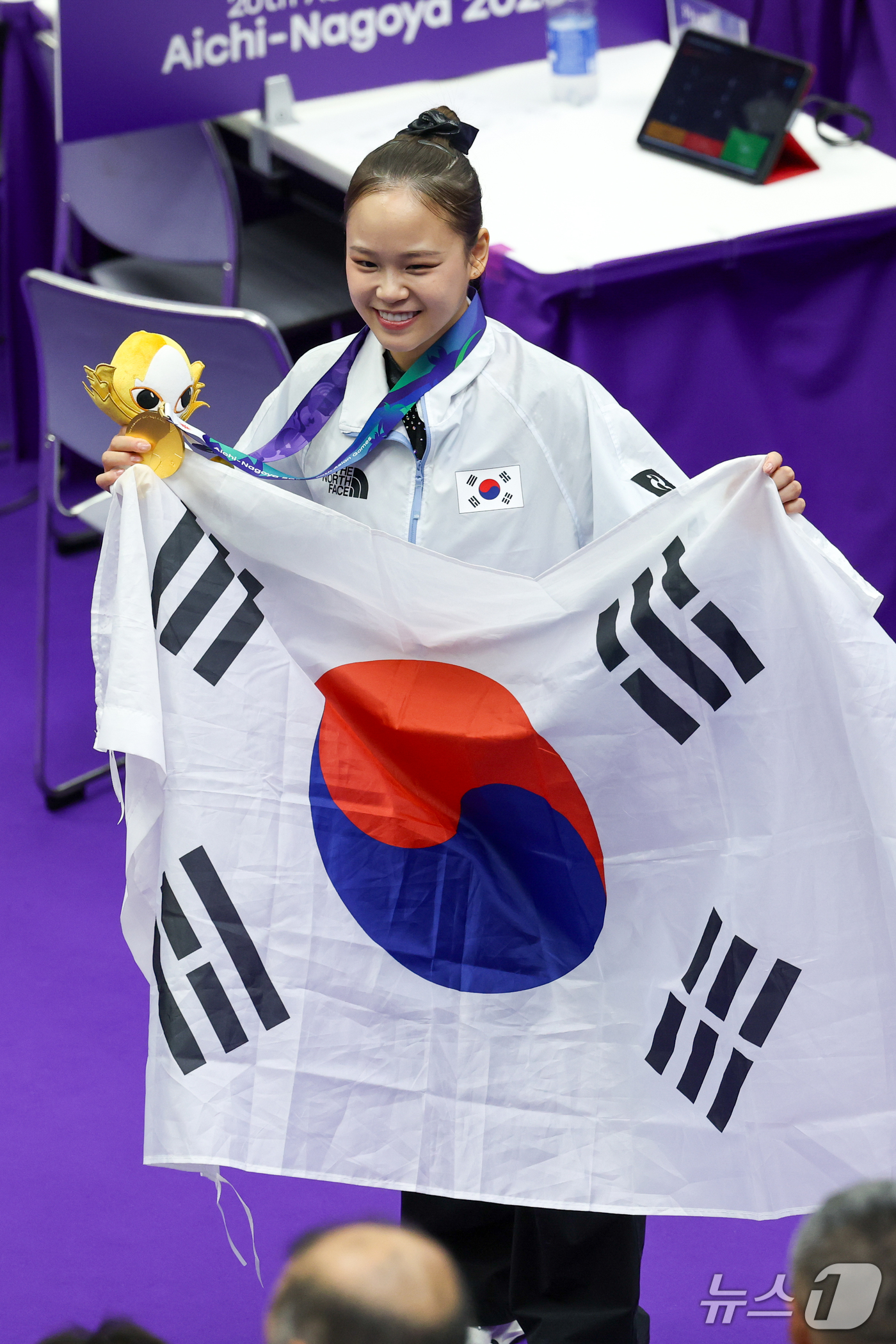(나고야=뉴스1) 안은나 기자 = 대한민국 여서정이 24일 일본 나고야시 종합체육관에서 열린 2026 아이치·나고야 아시안게임 기계체조 여자 도마 개인전 결선 시상식에서 금메달을 …