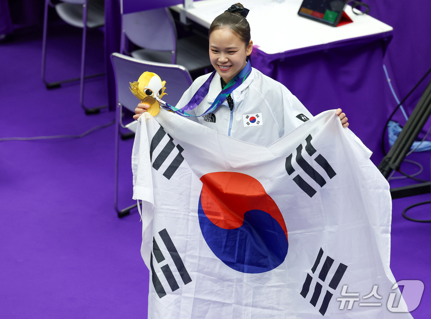 (나고야=뉴스1) 안은나 기자 = 대한민국 여서정이 24일 일본 나고야시 종합체육관에서 열린 2026 아이치·나고야 아시안게임 기계체조 여자 도마 개인전 결선 시상식에서 금메달을 …