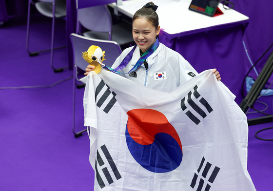 금메달 여서정, 태극기들고 활짝