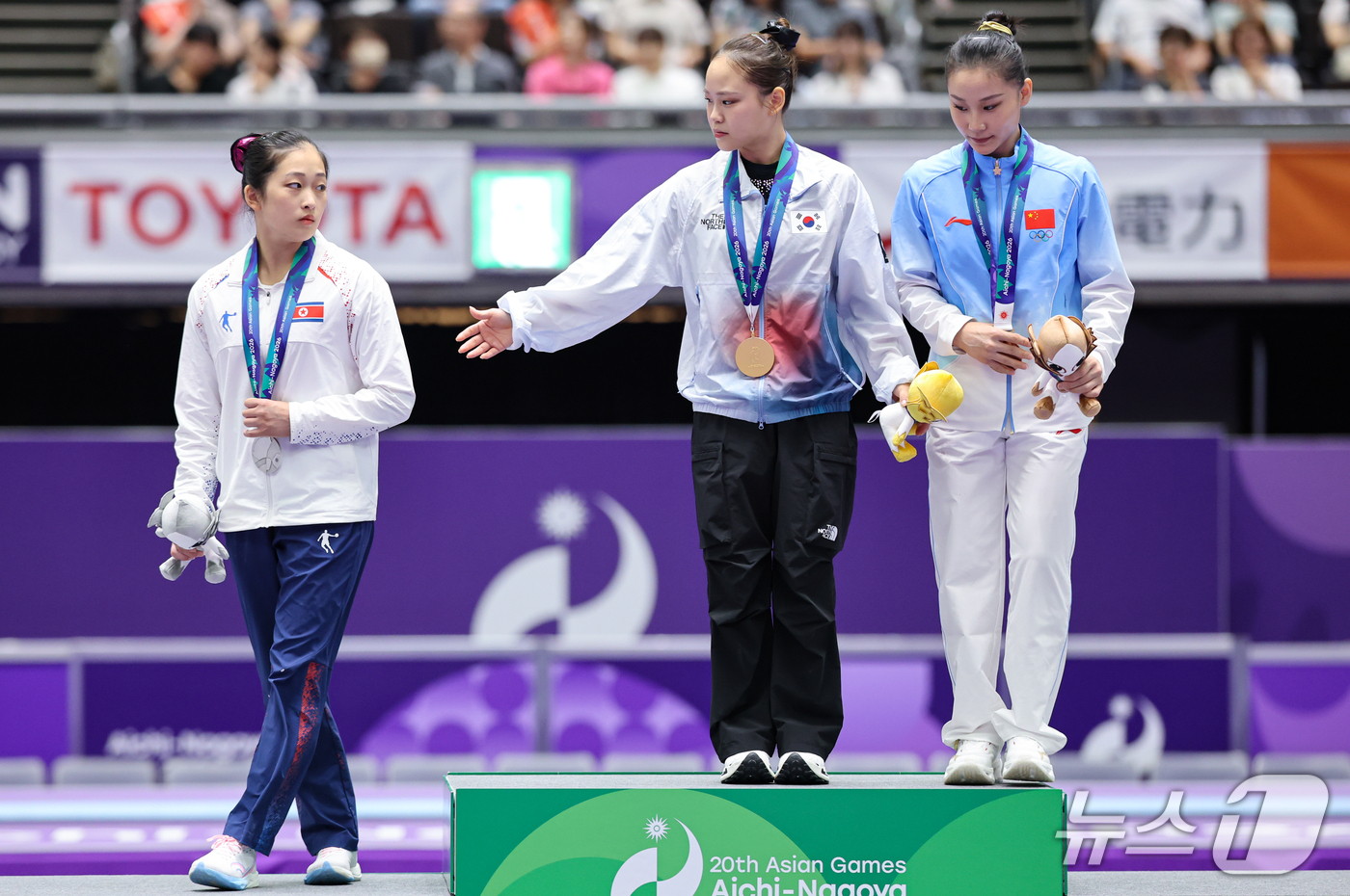 (나고야=뉴스1) 김도우 기자 = 대한민국 여서정이 24일 일본 나고야시 종합체육관에서 열린 2026 아이치·나고야 아시안게임 기계체조 여자 도마 개인전 결선 시상식에서 금메달을 …