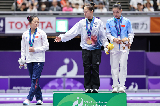 '같이 찍어요'…北 안창옥 향해 손짓하는 여서정