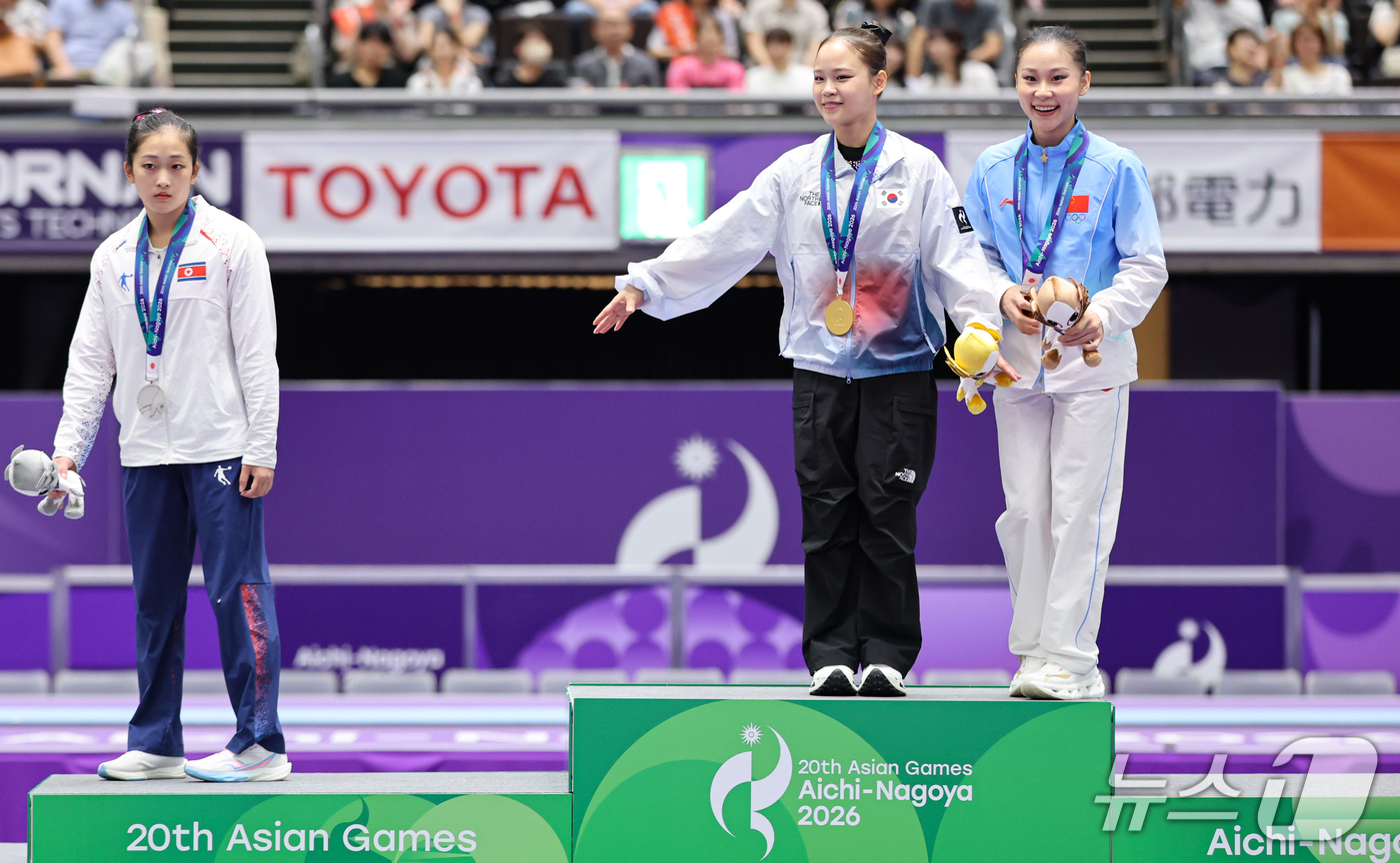 (나고야=뉴스1) 김도우 기자 = 대한민국 여서정이 24일 일본 나고야시 종합체육관에서 열린 2026 아이치·나고야 아시안게임 기계체조 여자 도마 개인전 결선 시상식에서 금메달을 …