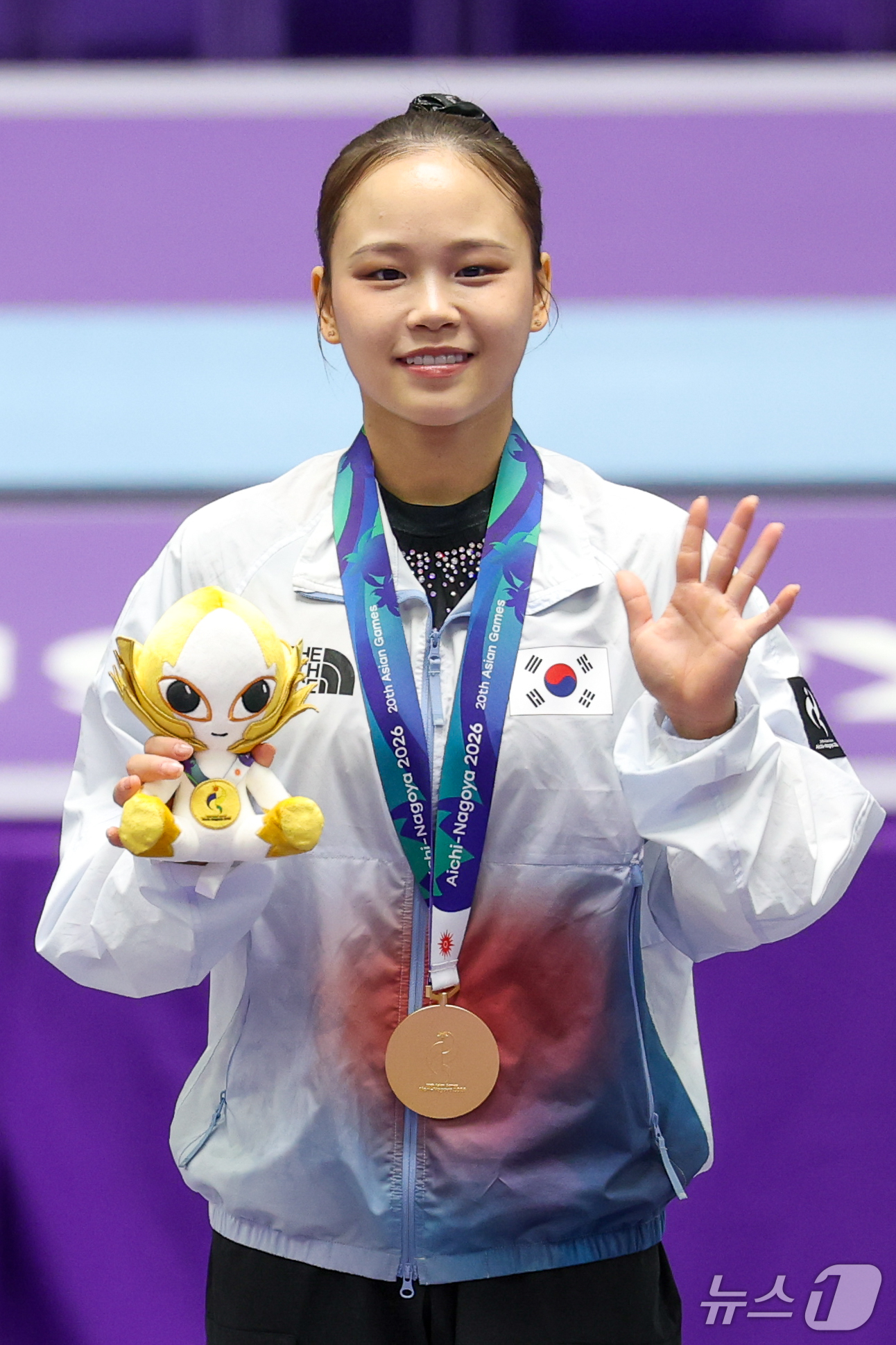 (나고야=뉴스1) 안은나 기자 = 대한민국 여서정이 24일 일본 나고야시 종합체육관에서 열린 2026 아이치·나고야 아시안게임 기계체조 여자 도마 개인전 결선 시상식에서 금메달을 …