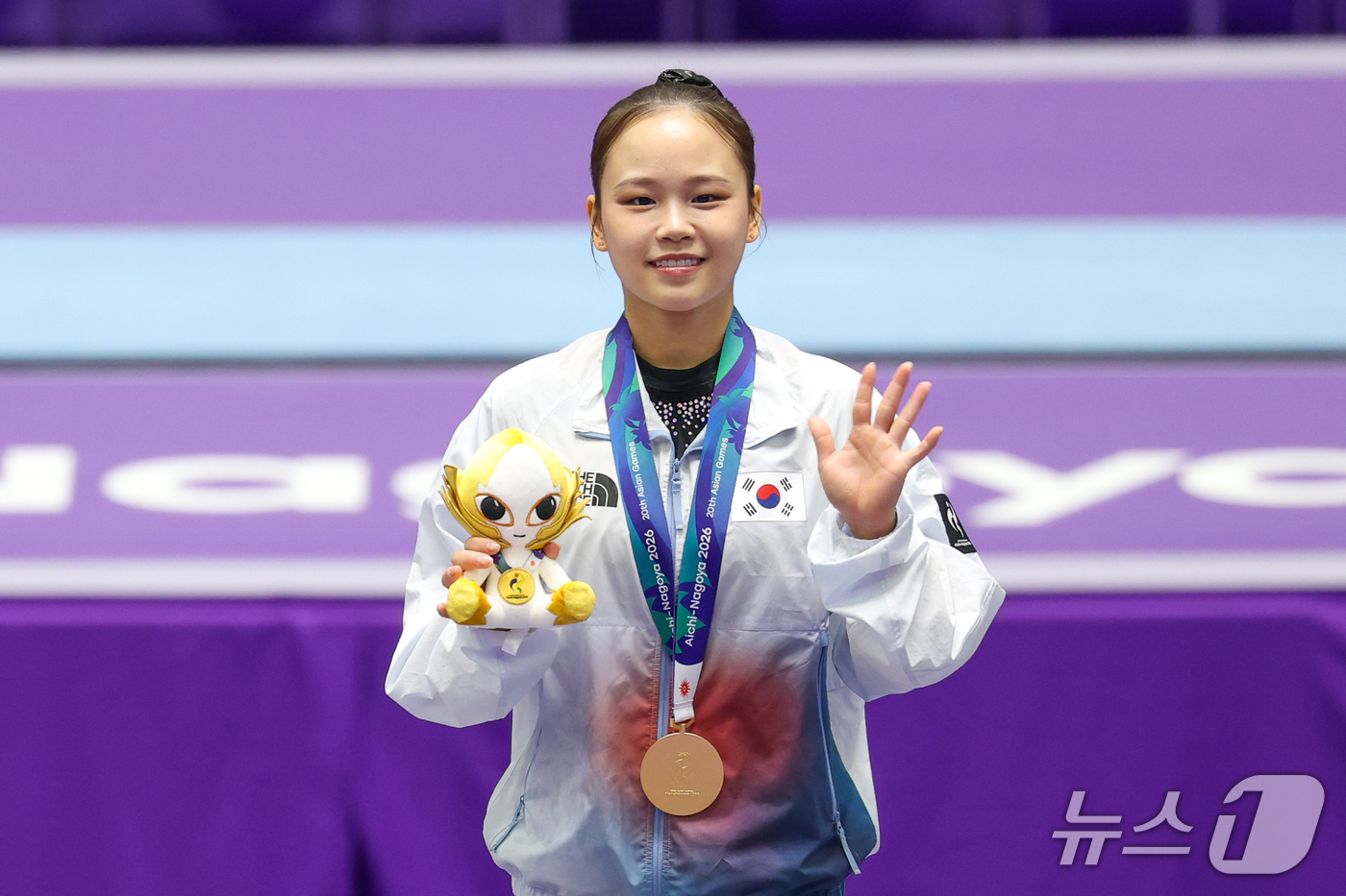 (나고야=뉴스1) 안은나 기자 = 대한민국 여서정이 24일 일본 나고야시 종합체육관에서 열린 2026 아이치·나고야 아시안게임 기계체조 여자 도마 개인전 결선 시상식에서 금메달을 …