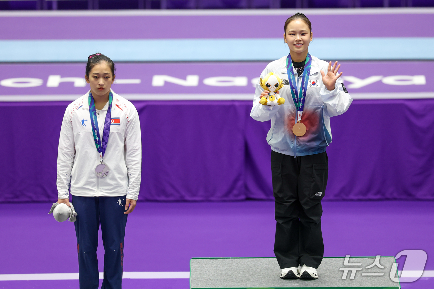 (나고야=뉴스1) 안은나 기자 = 대한민국 여서정이 24일 일본 나고야시 종합체육관에서 열린 2026 아이치·나고야 아시안게임 기계체조 여자 도마 개인전 결선 시상식에서 금메달을 …