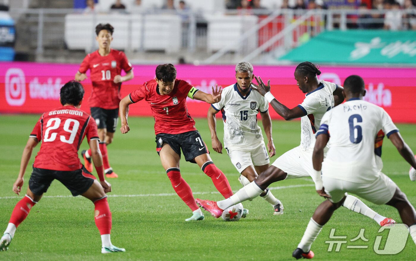본문 이미지 - 24일 경기 수원시 팔달구 수원월드컵경기장에서 열린 축구 국가대표 평가전 대한민국과 에콰도르의 경기, 손흥민이 돌파하고 있다. 2026.9.24 ⓒ 뉴스1 김영운 기자