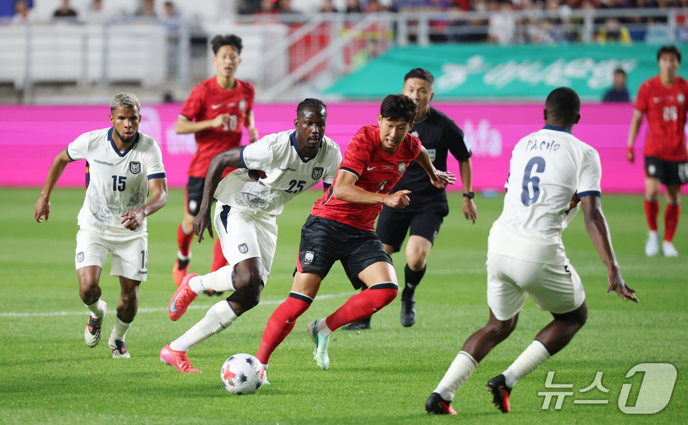 (수원=뉴스1) 김영운 기자 = 24일 경기 수원시 팔달구 수원월드컵경기장에서 열린 축구 국가대표 평가전 대한민국과 에콰도르의 경기, 손흥민이 돌파하고 있다. 2026.9.24/뉴 …