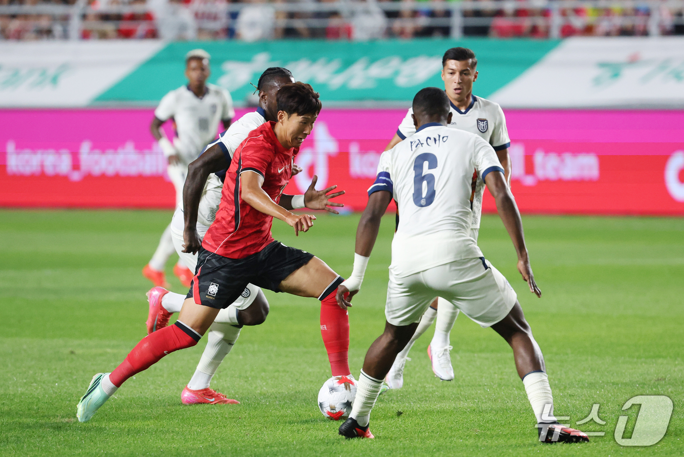 (수원=뉴스1) 김영운 기자 = 24일 경기 수원시 팔달구 수원월드컵경기장에서 열린 축구 국가대표 평가전 대한민국과 에콰도르의 경기, 손흥민이 돌파하고 있다. 2026.9.24/뉴 …
