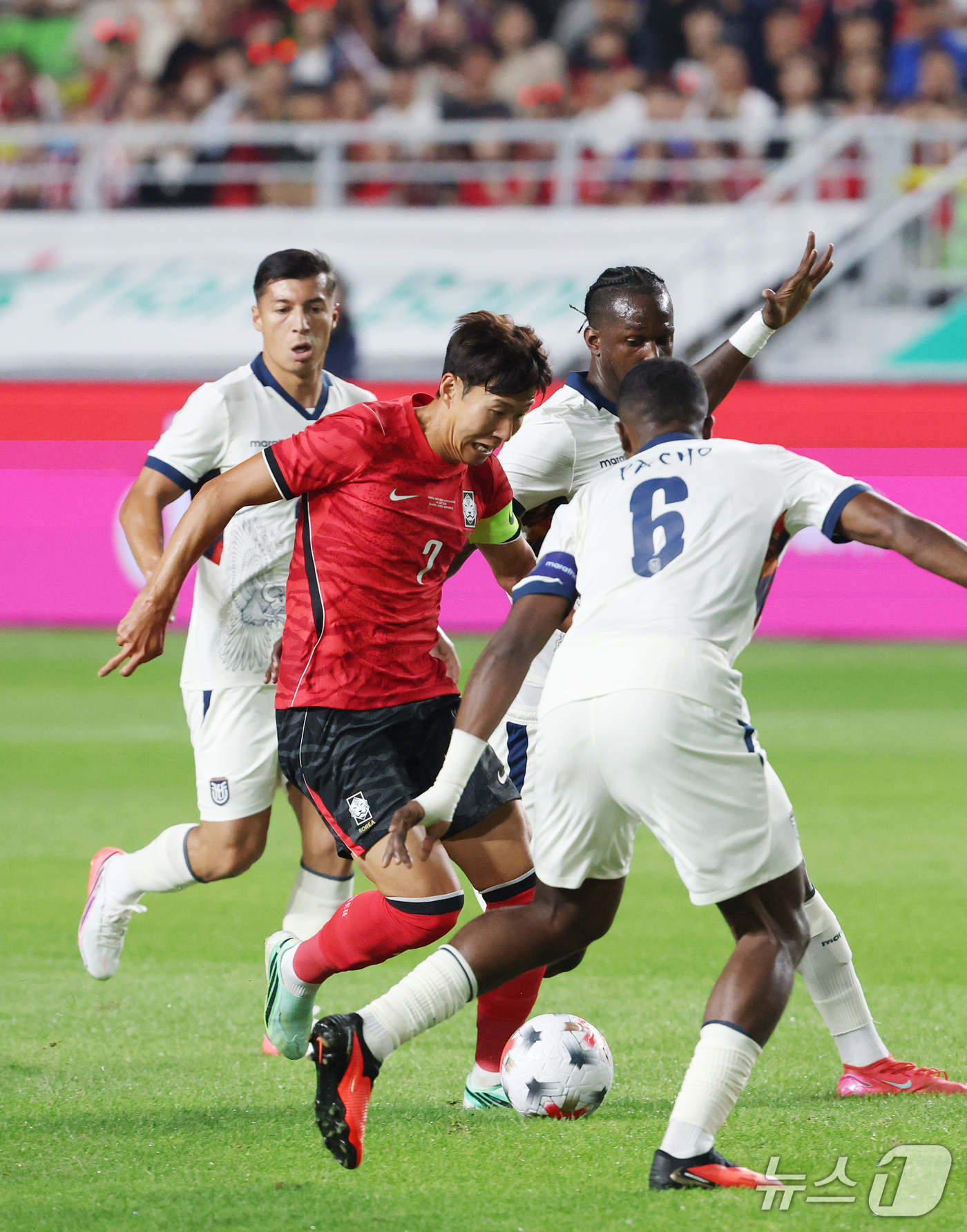 (수원=뉴스1) 김영운 기자 = 24일 경기 수원시 팔달구 수원월드컵경기장에서 열린 축구 국가대표 평가전 대한민국과 에콰도르의 경기, 손흥민이 돌파하고 있다. 2026.9.24/뉴 …