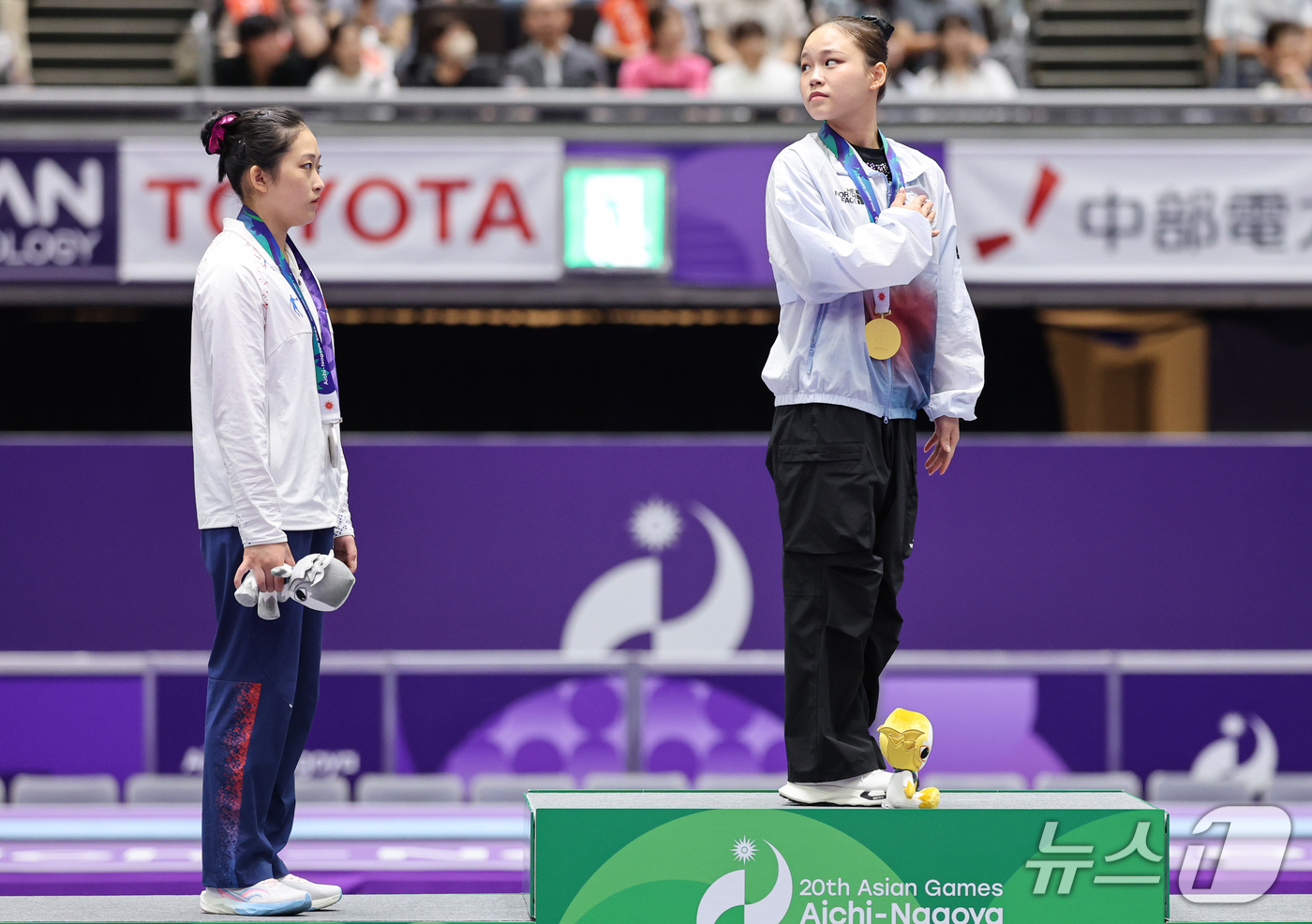 (나고야=뉴스1) 김도우 기자 = 대한민국 여서정이 24일 일본 나고야시 종합체육관에서 열린 2026 아이치·나고야 아시안게임 기계체조 여자 개인 도마 결선 시상식에서 금메달을 목 …
