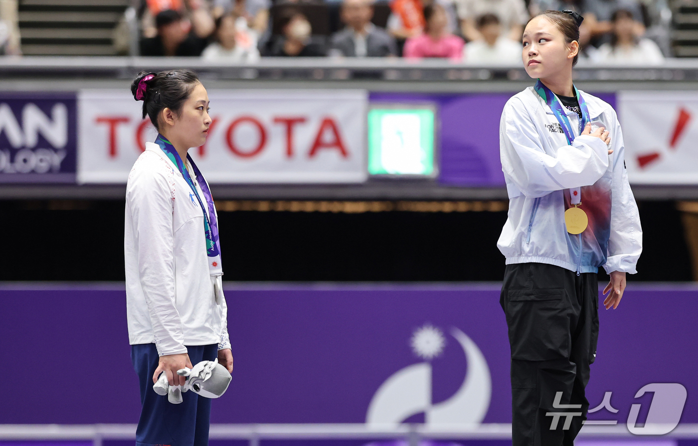 (나고야=뉴스1) 김도우 기자 = 대한민국 여서정이 24일 일본 나고야시 종합체육관에서 열린 2026 아이치·나고야 아시안게임 기계체조 여자 개인 도마 결선 시상식에서 금메달을 목 …