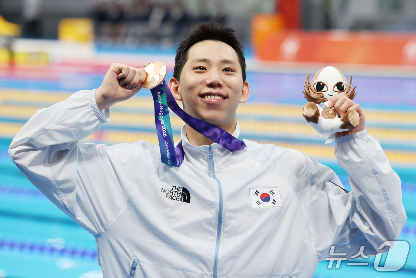 (도쿄=뉴스1) 김민지 기자 = 24일 도쿄 아쿠아틱스 센터에서 열린 2026 아이치·나고야 아시안게임 남자 200m 평영 결승에서 동메달을 차지한 조성재가 환한 웃음을 보이고 있 …