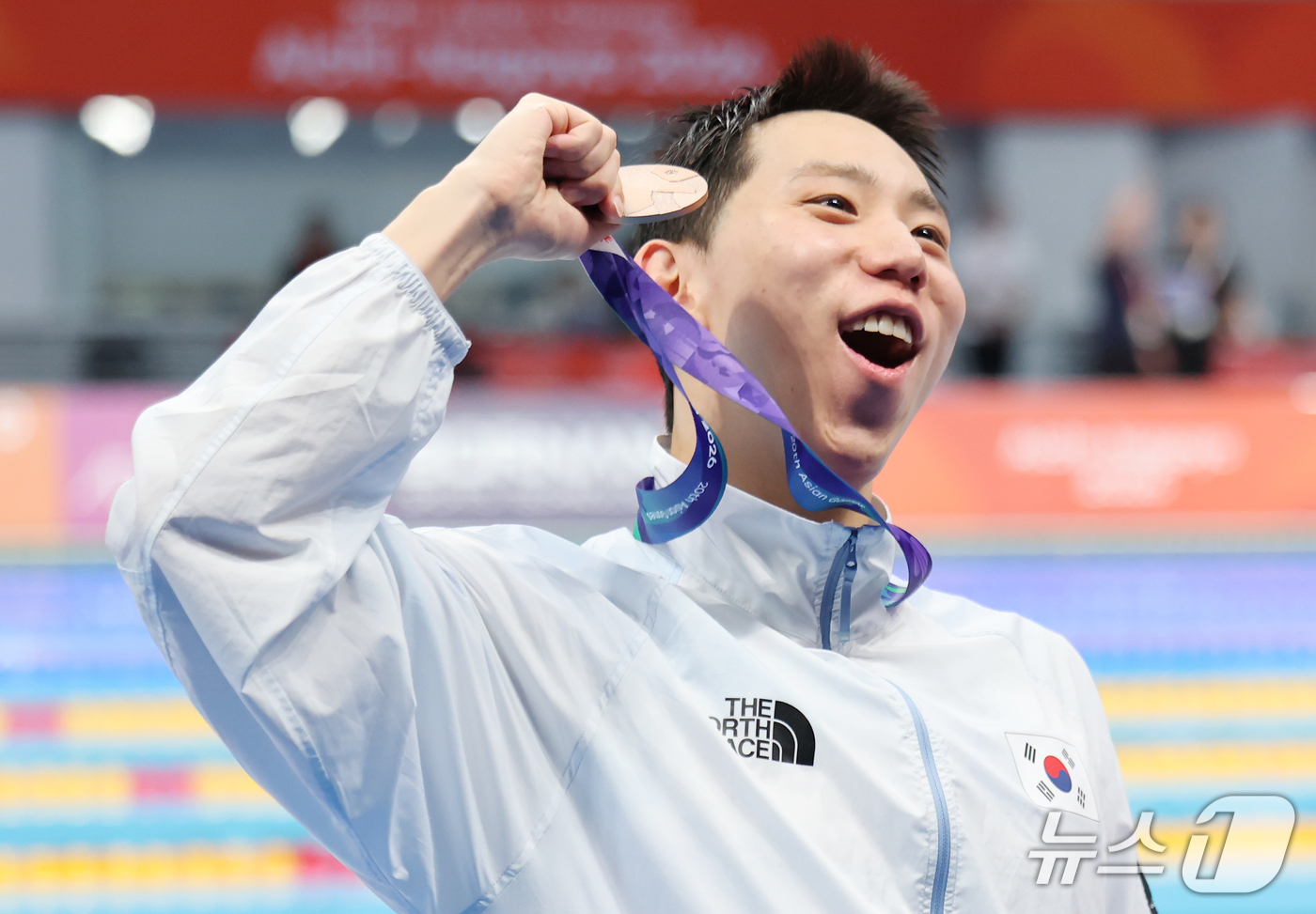 (도쿄=뉴스1) 김민지 기자 = 24일 도쿄 아쿠아틱스 센터에서 열린 2026 아이치·나고야 아시안게임 남자 200m 평영 결승에서 동메달을 차지한 조성재가 기념촬영을 하고 있다. …