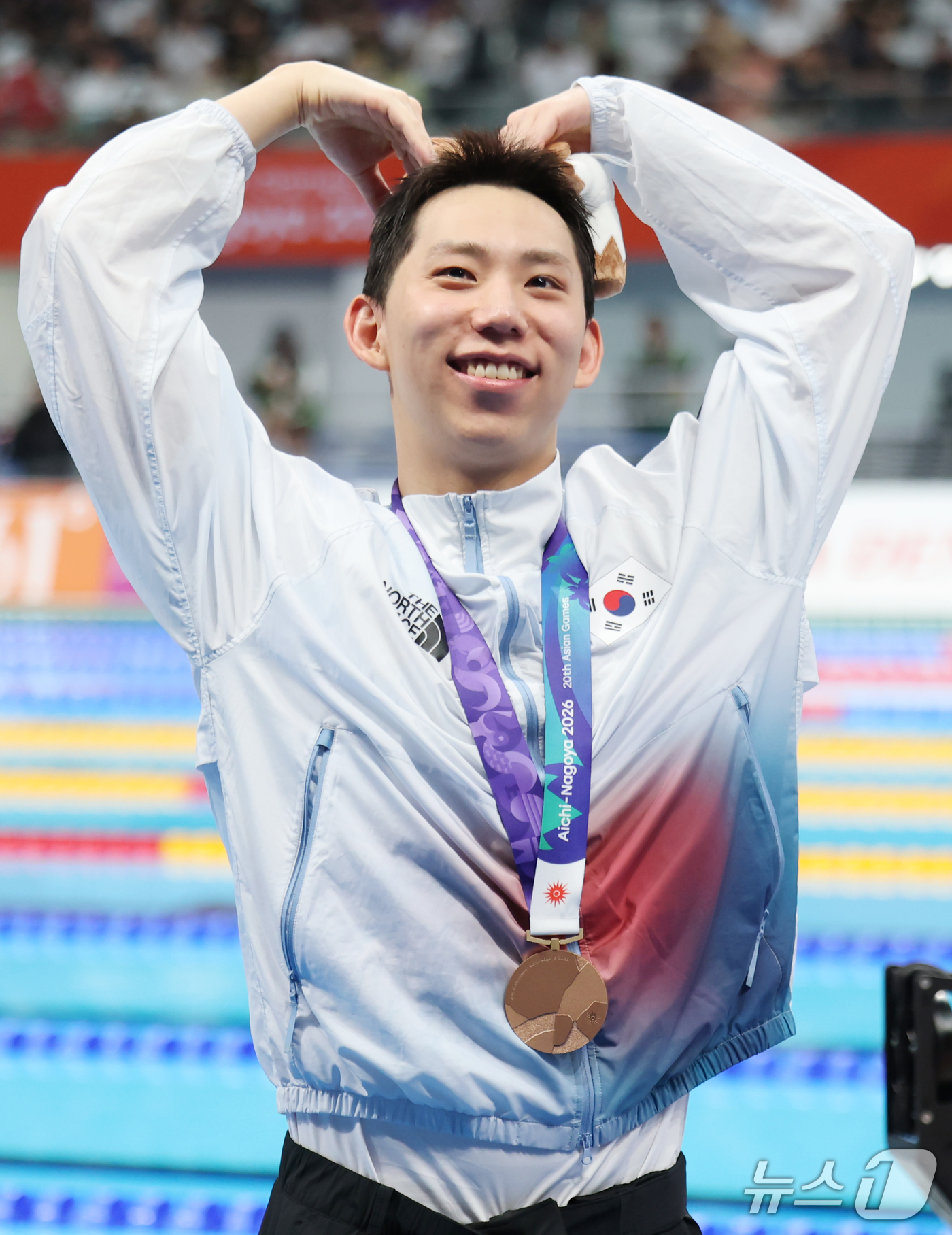(도쿄=뉴스1) 김민지 기자 = 24일 도쿄 아쿠아틱스 센터에서 열린 2026 아이치·나고야 아시안게임 남자 200m 평영 결승에서 동메달을 차지한 조성재가 기념촬영을 하고 있다. …