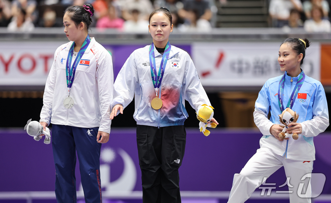 (나고야=뉴스1) 김도우 기자 = 대한민국 여서정이 24일 일본 나고야시 종합체육관에서 열린 2026 아이치·나고야 아시안게임 기계체조 여자 도마 개인전 결선 시상식에서 금메달을 …