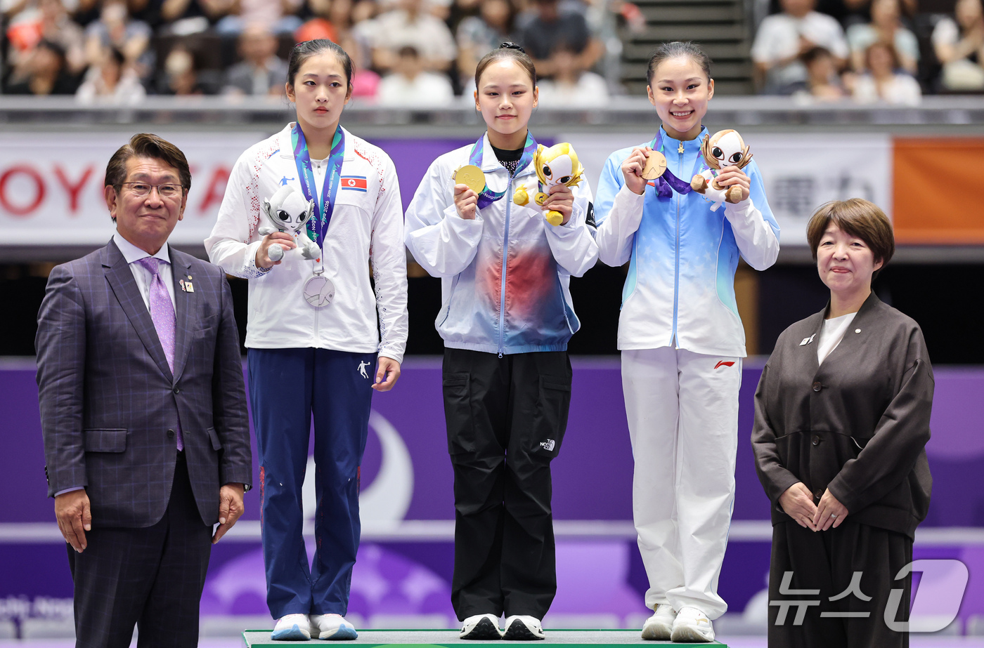 (나고야=뉴스1) 김도우 기자 = 대한민국 여서정이 24일 일본 나고야시 종합체육관에서 열린 2026 아이치·나고야 아시안게임 기계체조 여자 도마 개인전 결선 시상식에서 금메달을 …