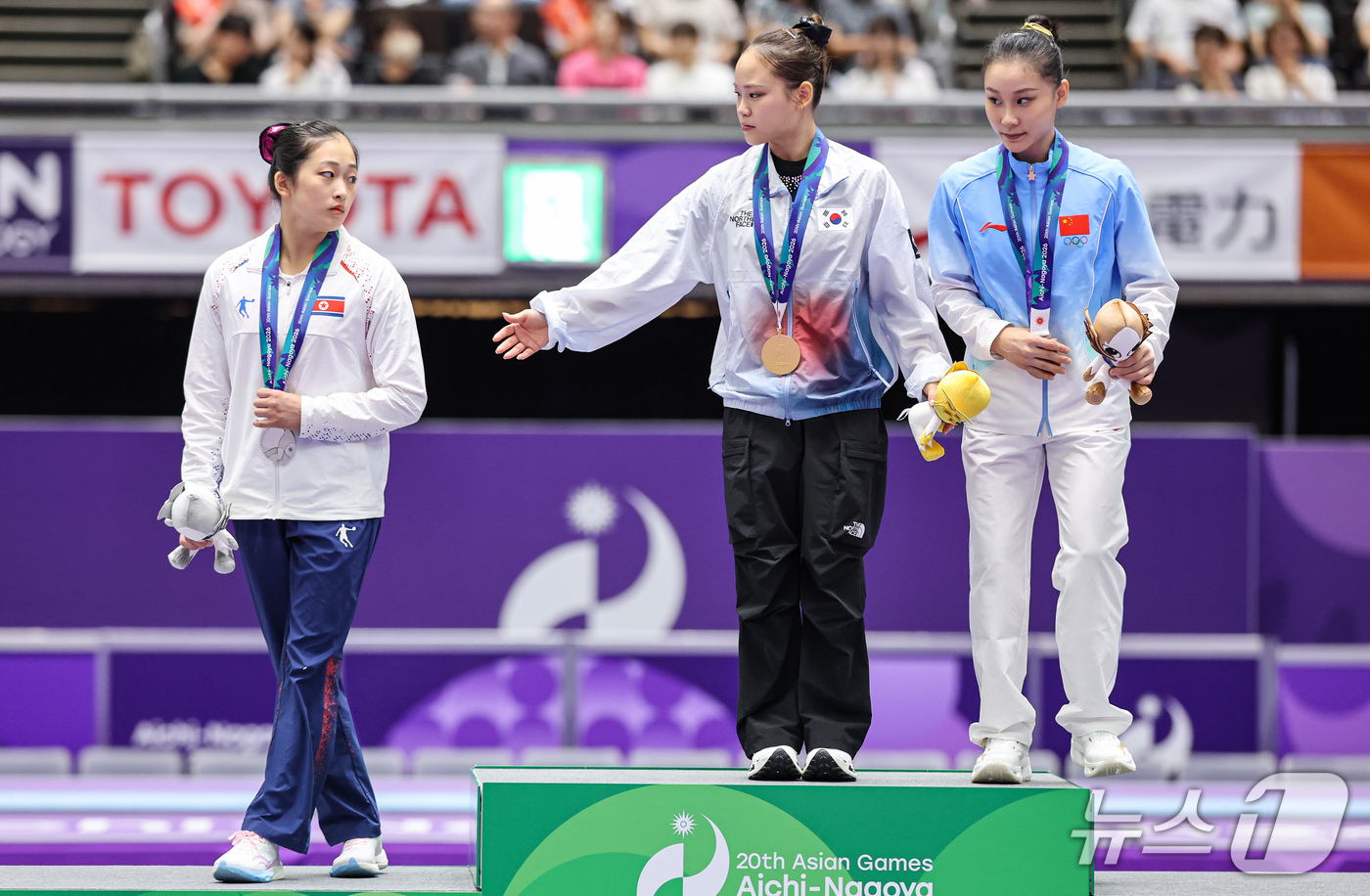 (나고야=뉴스1) 김도우 기자 = 대한민국 여서정이 24일 일본 나고야시 종합체육관에서 열린 2026 아이치·나고야 아시안게임 기계체조 여자 도마 개인전 결선 시상식에서 금메달을 …