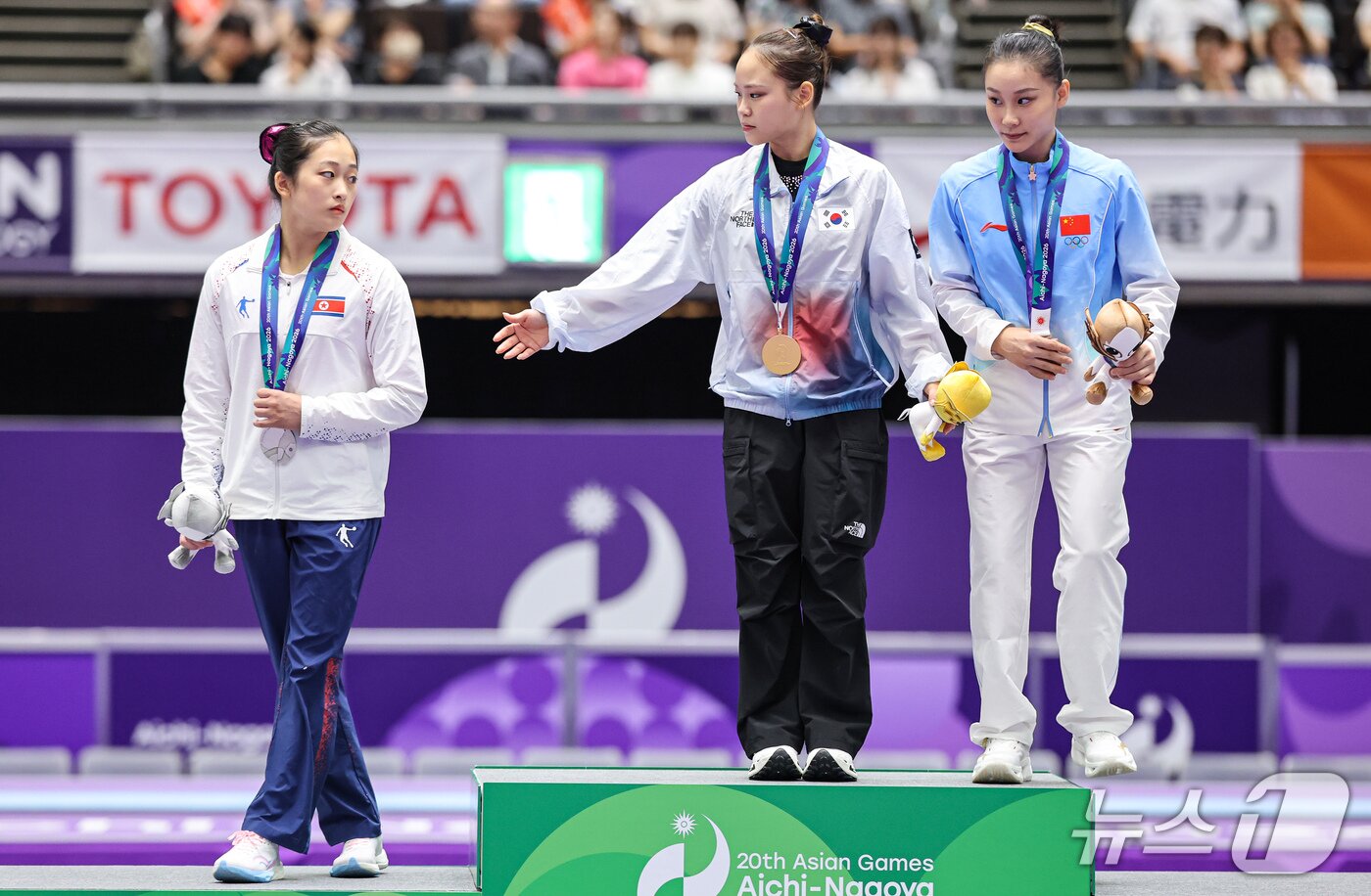 본문 이미지 - 대한민국 여서정이 24일 일본 나고야시 종합체육관에서 열린 2026 아이치·나고야 아시안게임 기계체조 여자 도마 개인전 결선 시상식에서 금메달을 수상, 은메달을 목에 건 안창옥에게 함께 기념 촬영을 위해 손짓하고 있다. 2026.9.24 ⓒ 뉴스1 김도우 기자