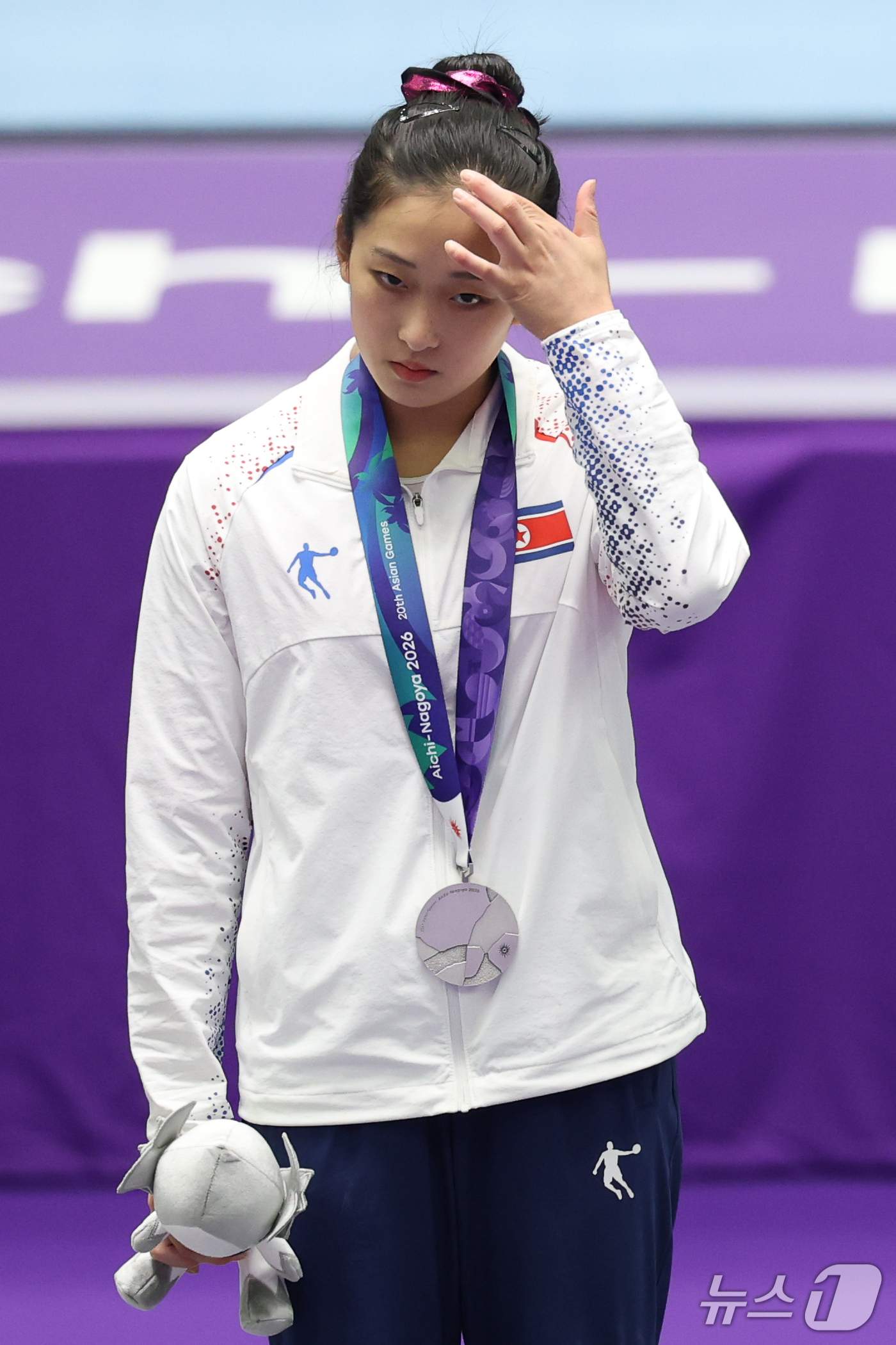 (나고야=뉴스1) 안은나 기자 = 북한 안창옥이 24일 일본 나고야시 종합체육관에서 열린 2026 아이치·나고야 아시안게임 기계체조 여자 도마 개인전 결선 시상식에서 은메달을 목에 …