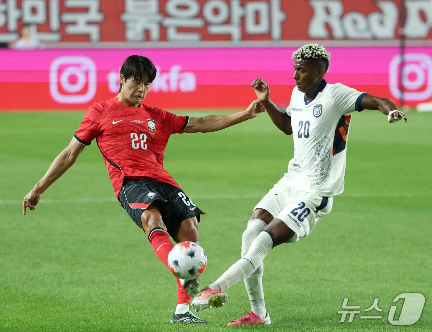 (수원=뉴스1) 김영운 기자 = 24일 경기 수원시 팔달구 수원월드컵경기장에서 열린 축구 국가대표 평가전 대한민국과 에콰도르의 경기, 설영우가 패스를 하고 있다. 2026.9.24 …