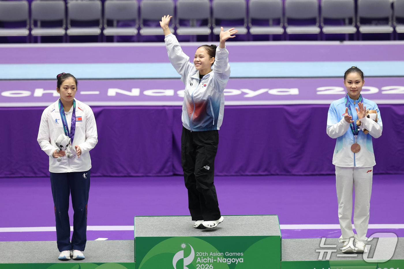 (나고야=뉴스1) 안은나 기자 = 대한민국 여서정이 24일 일본 나고야시 종합체육관에서 열린 2026 아이치·나고야 아시안게임 기계체조 여자 도마 개인전 결선 시상식에서 금메달을 …