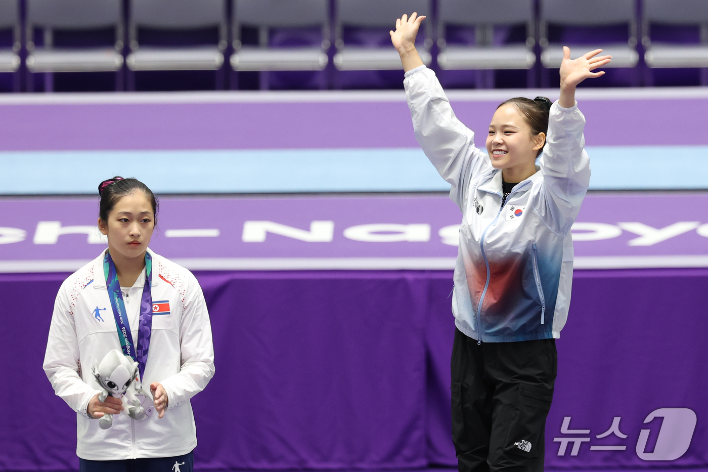(나고야=뉴스1) 안은나 기자 = 대한민국 여서정이 24일 일본 나고야시 종합체육관에서 열린 2026 아이치·나고야 아시안게임 기계체조 여자 도마 개인전 결선 시상식에서 금메달을 …
