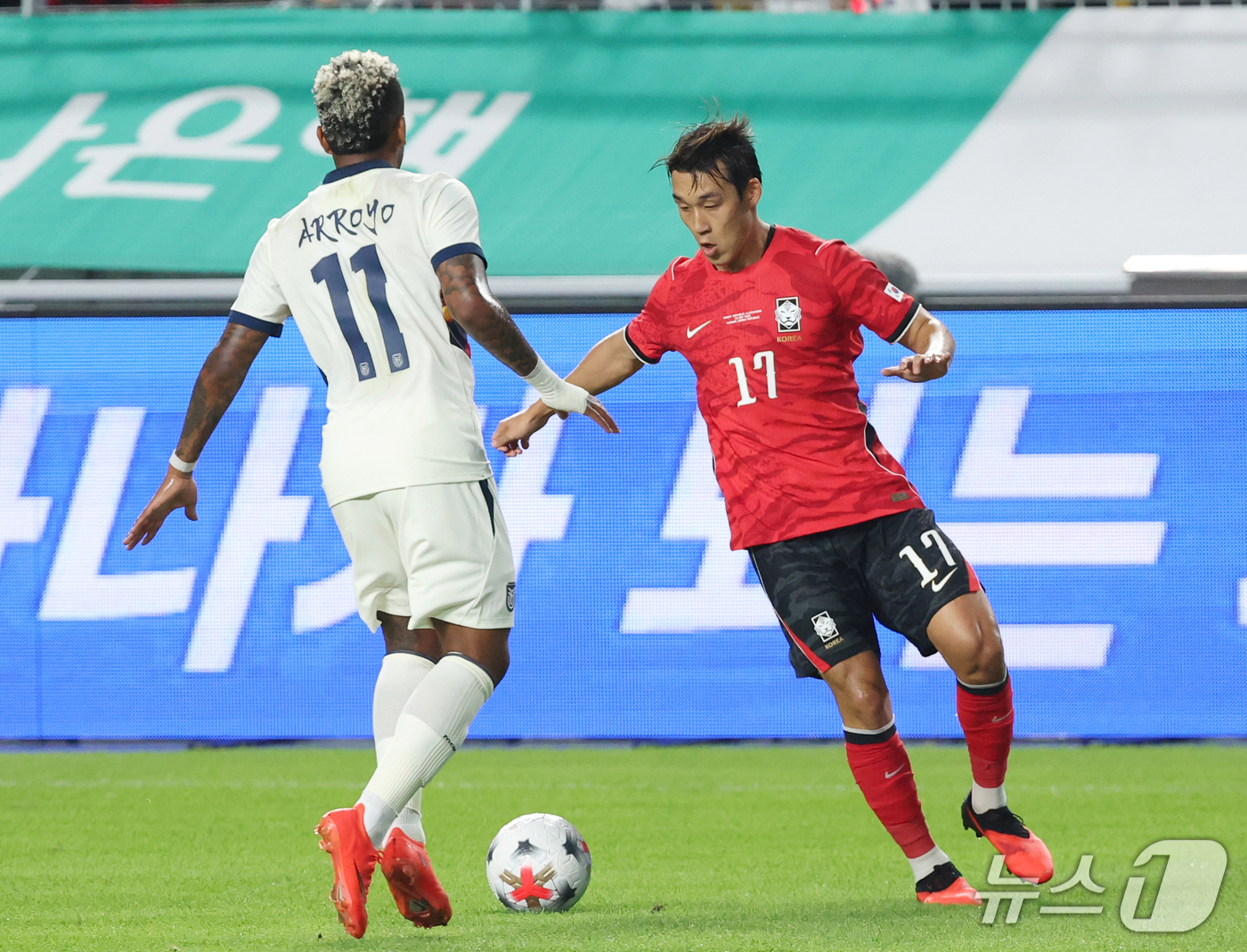 (수원=뉴스1) 김영운 기자 = 24일 경기 수원시 팔달구 수원월드컵경기장에서 열린 축구 국가대표 평가전 대한민국과 에콰도르의 경기, 송민규가 돌파하고 있다. 2026.9.24/뉴 …